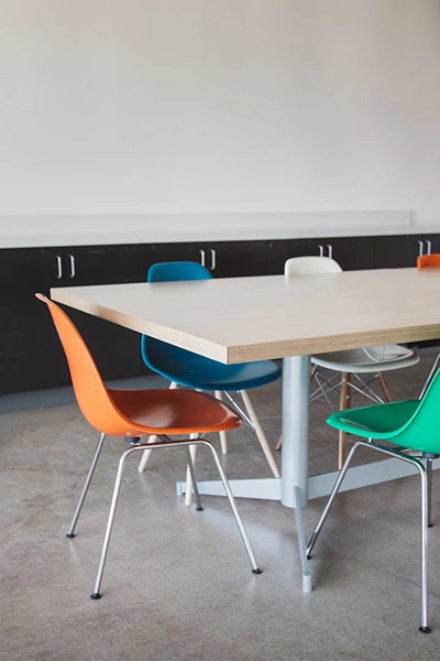 Bunte Eames Plastic Chairs