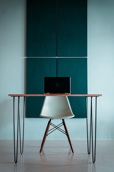 Eames Plastic Chair vor Tisch