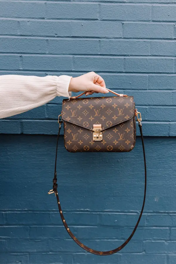 Louis Vuitton Tasche vor Wand