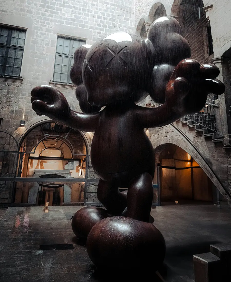 KAWS Statue Streetart