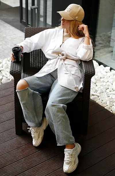 Frau Stuhl Capsule Wardrobe