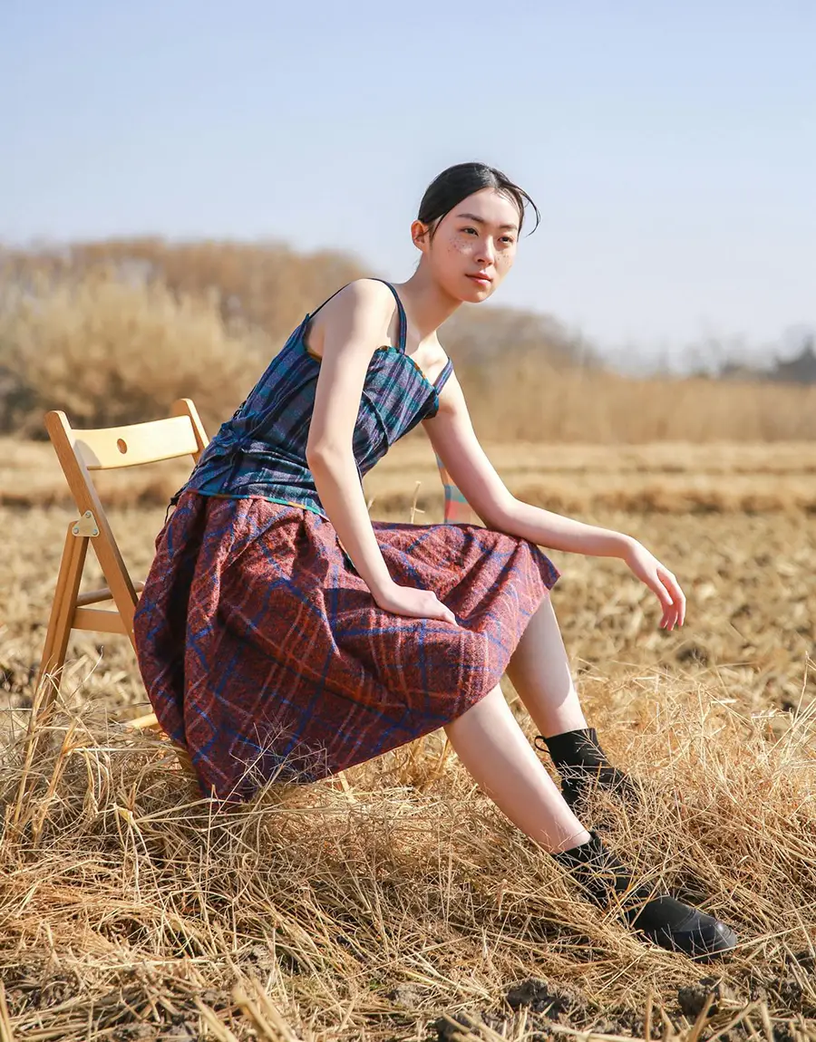 Frau auf einem Feld mit Tartan Style