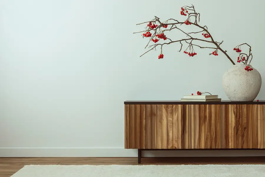 Japandi Style Sideboard mit Vase