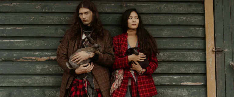 Paar in Tartan Karomuster