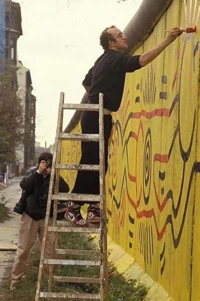Keith Haring malt an die Berliner Mauer 1986