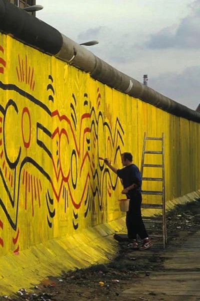 Keith Haring malt an die Berliner Mauer 2