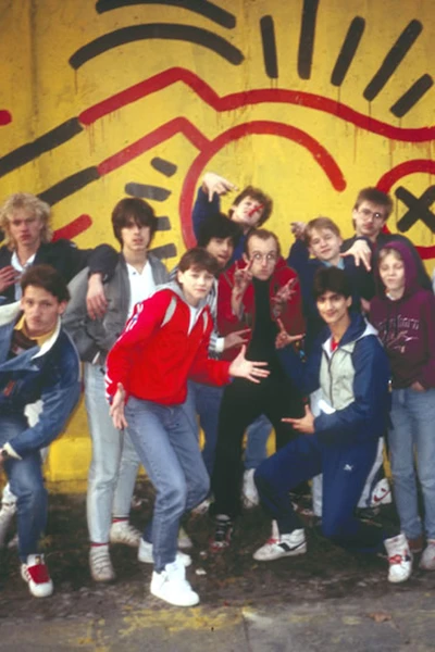 Keith Haring mit Berliner Jugendlichen vor seinem Wandbild in Berlin