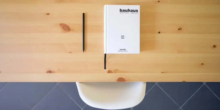 Tisch mit Buch für Designer