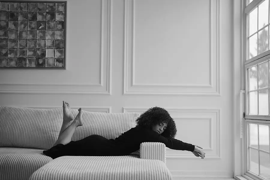 Frau im schwarzen Kleid