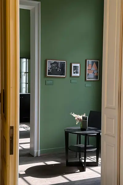 Farbharmonie Grüne Wand Schwarzer Beistelltisch