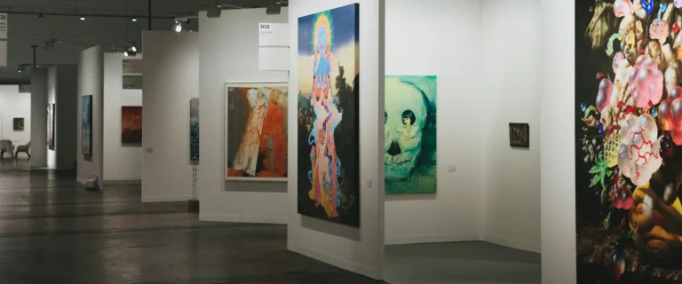 Ausstellungsraum mit aktuellen Kunstwerken verschiedener Künstler