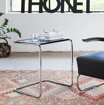 Beistelltische mit Stahlrohrdesign