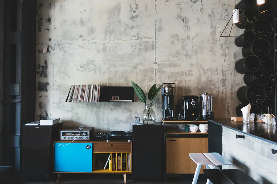 Industrial Style Wohnbereich mit unverputzter Wand