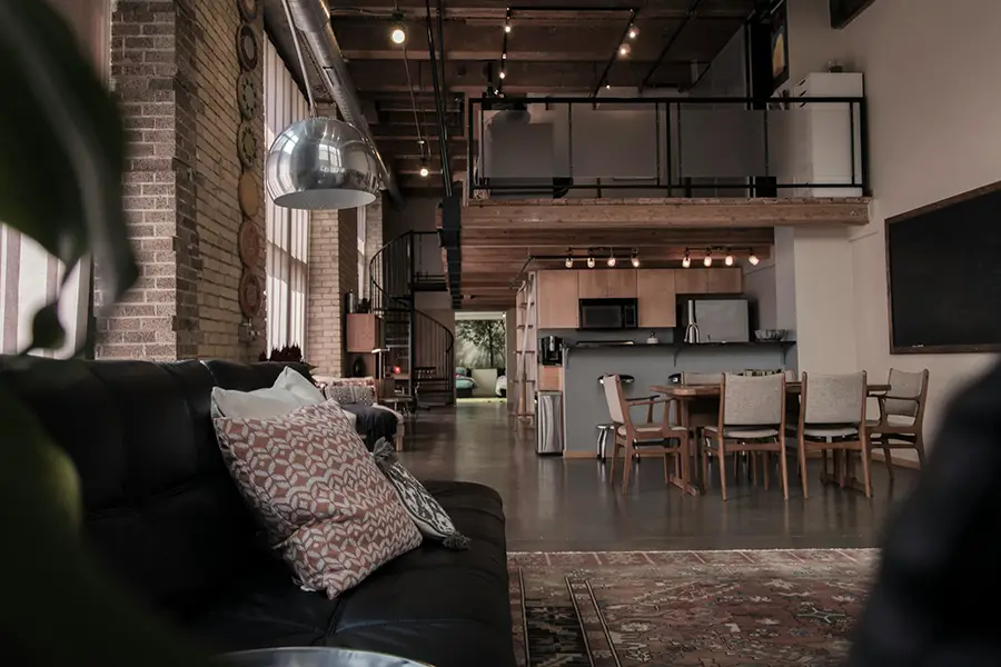 Industrial Style Wohnzimmer mit Steinmauer und Balken