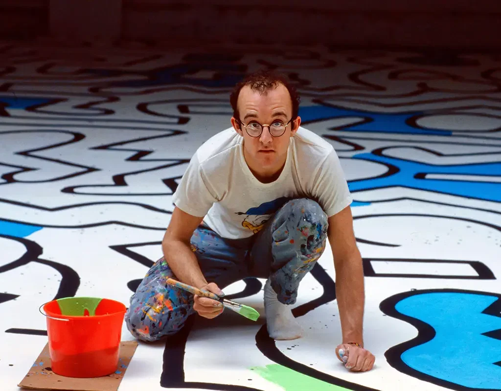 Keith Haring malt Bilder und Figuren