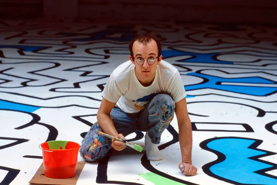 Keith Haring malt Bilder und Figuren