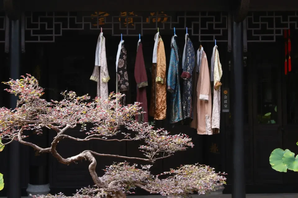 Mehrere moderne Kimonos