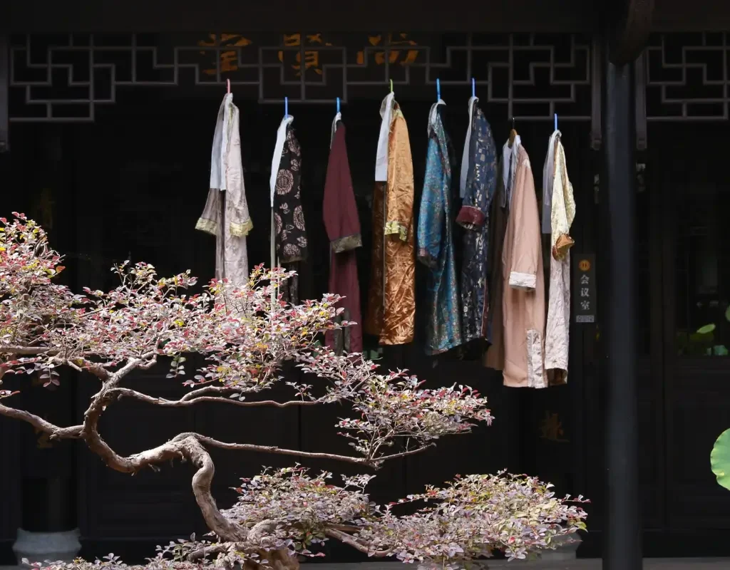 Mehrere moderne Kimonos