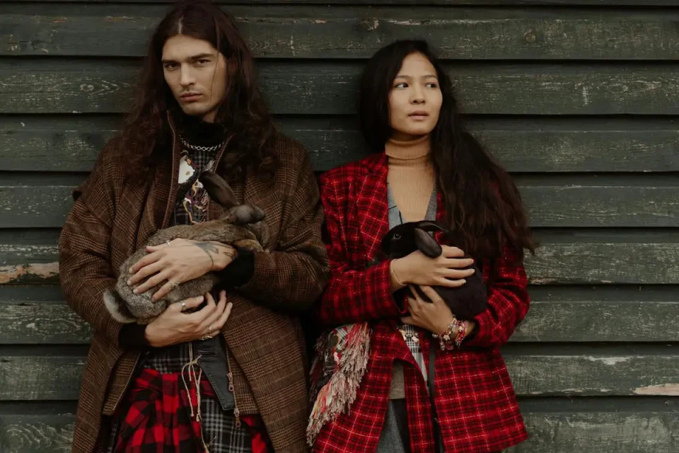 Paar in Tartan Karomuster