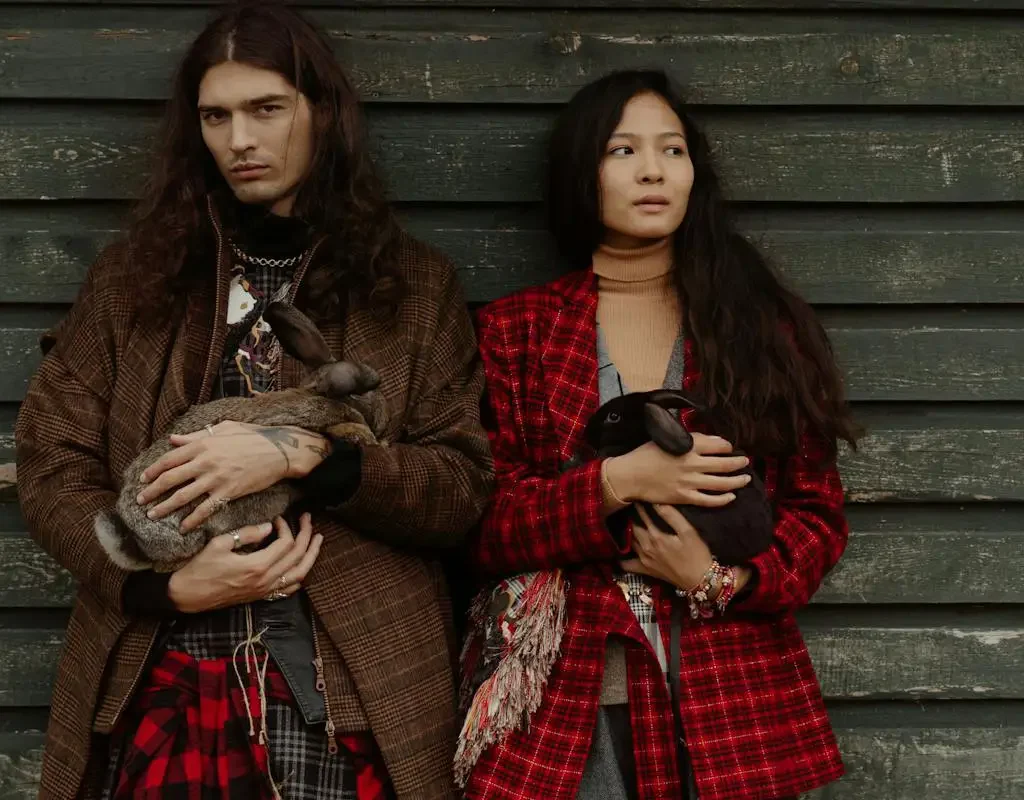 Paar in Tartan Karomuster