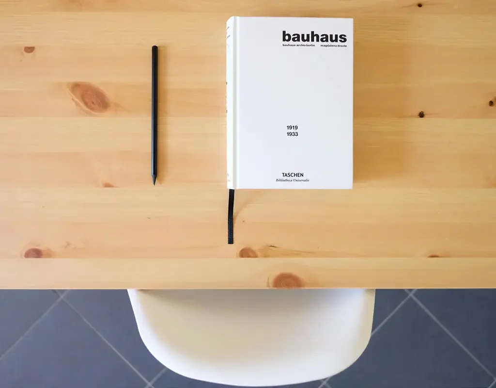 Tisch mit Buch für Designer