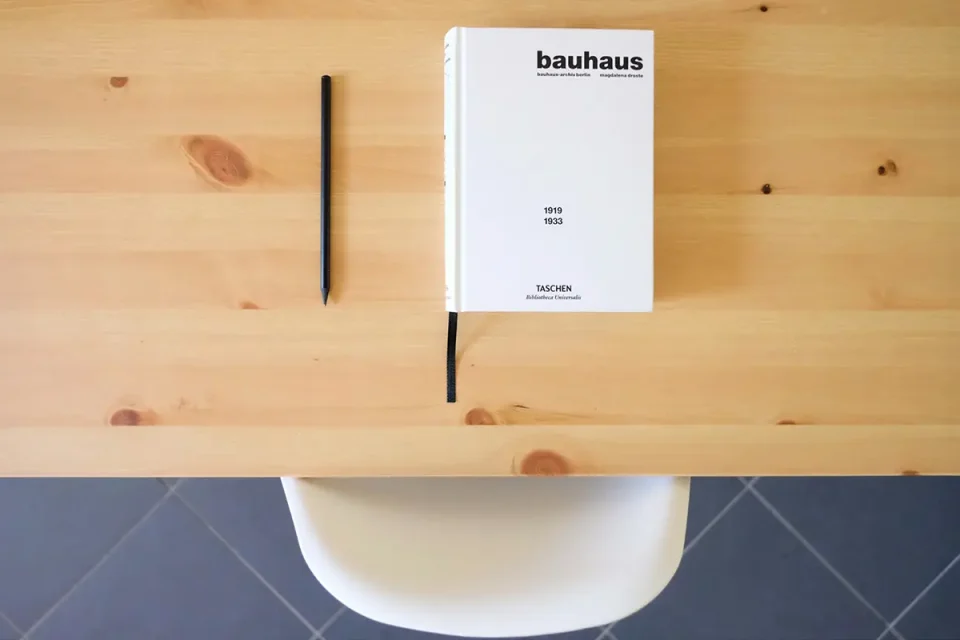 Tisch mit Buch für Designer